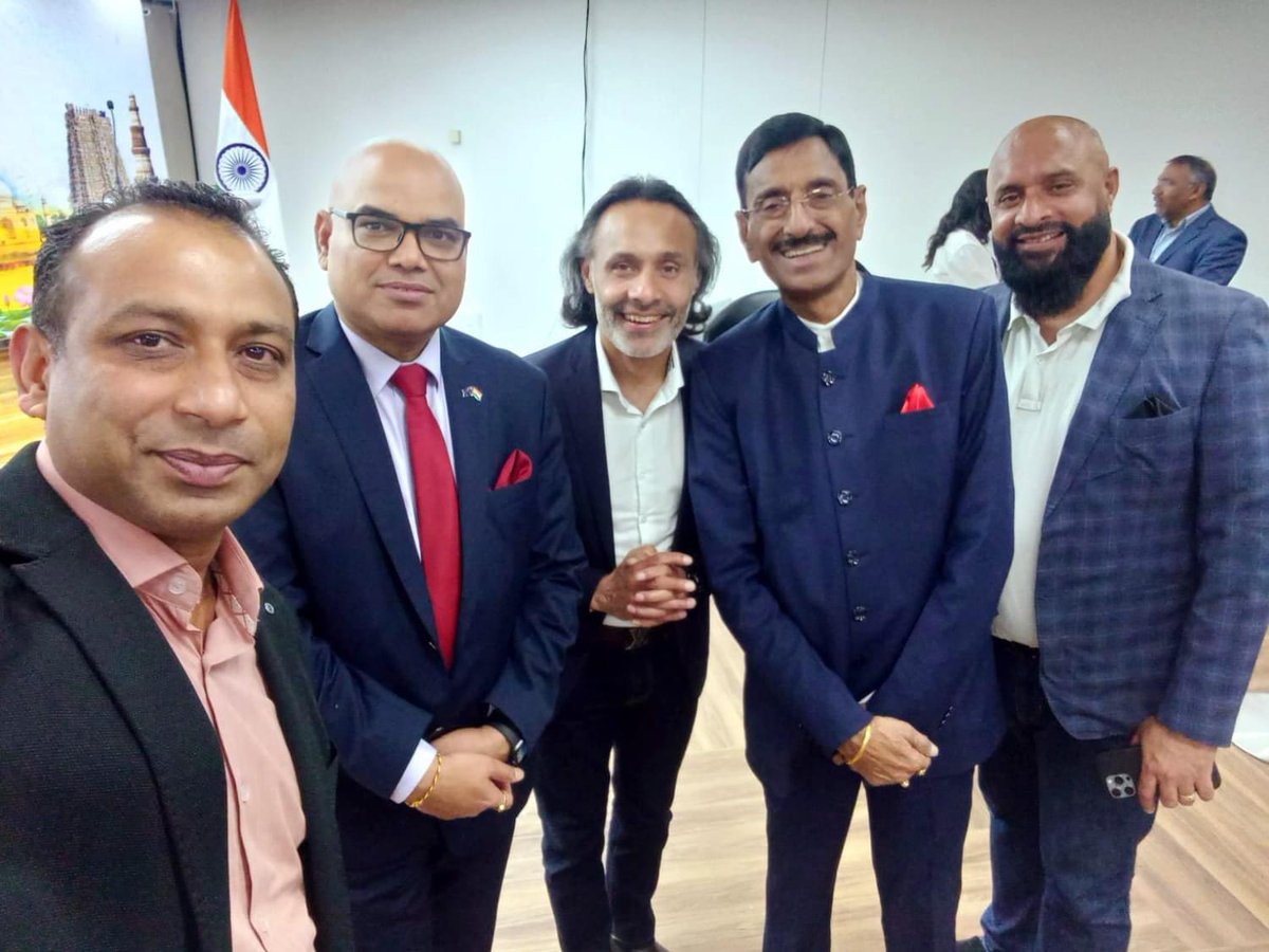 sunnyduggalmelb's tweet photo. Honored to meet Hon. @SethSanjayMP #MinisterofStateforDefence,  @DefenceMinistr2 at the @cgimelbourne Indian Consulate in Melbourne. His insights on India’s global achievements under PM Modi’s leadership, from vaccines to defense, were inspiring. Thanks to Consul General Dr. #SushilKumar for connecting the Indian diaspora. 🇮🇳 #Leadership #Defense #ArmsExpo #IndianDiaspora #PMModi #ProudToBeIndian  @MEAIndia @SpokespersonMoD