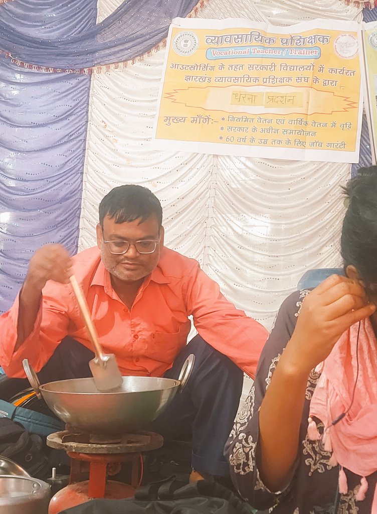 Jhskilledvtnsqf's tweet photo. #झारखंडव्यावसायिकप्रशिक्षक संघ का अनिश्चितकालीन धरना का 24वां दिन माननीय मुख्यमंत्री श्री @HemantSorenJMM आप देख लीजिए कि हमारी क्या स्थिति आन पड़ी है जरा स्थिति को देखते हुए हमारे ऊपर अत्याचार एवं सोशल से मुक्त करें हमारी स्थिति बहुत ही खराब है.#viral #fight #trending https://t.co/D4umpSx0Zn