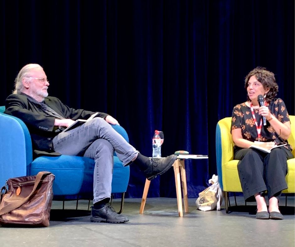 deconatus's tweet image. Jon Fosse agradeció a los editores y lectores españoles el interés por su obra. Fosse es un escritor diferente, totalmente sumido en un estado de consciencia singular. A todo el público lo conmovió contando su experiencia cercana a la muerte.

#DeConatus #Fosse #NobelPrize