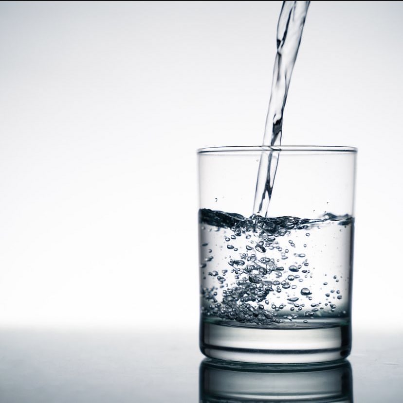 It’s no news water is important to your health, here are the reasons👇🏾
-It aids in digestion
-Cushion joints
-Regulate body temperature 
-Boosts skin health
-Improves physical performance 
-Improves brain function 
-Help relieves constipation
-Etc Etc
Always stay hydrated.