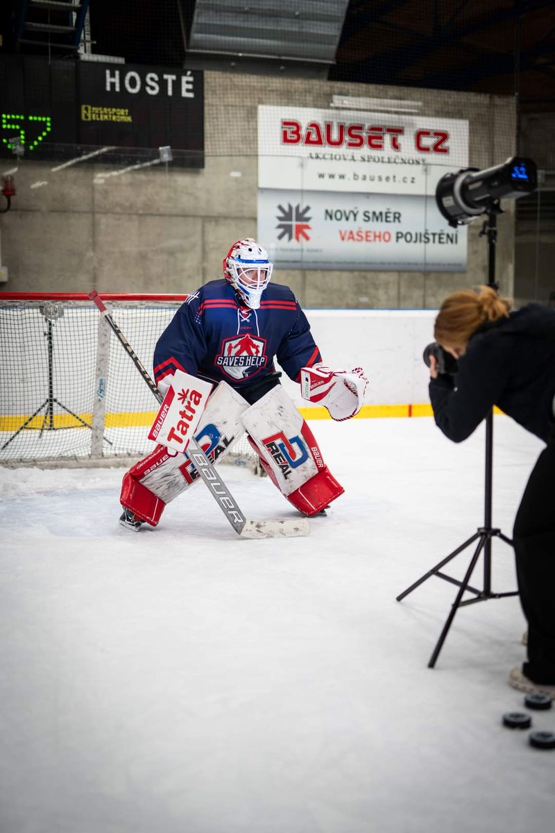 🥅❤ ROMAN WILL byl tím dvanáctým brankářem, kterého jsme včera nafotili v Pardubicích a tím byla mise nafocení materiálu pod taktovkou fotografky <a href="/JanaMensatorova/">Jana Mensatorová</a> na kalendář pro rok 2025 zdárně dokončena! ✅