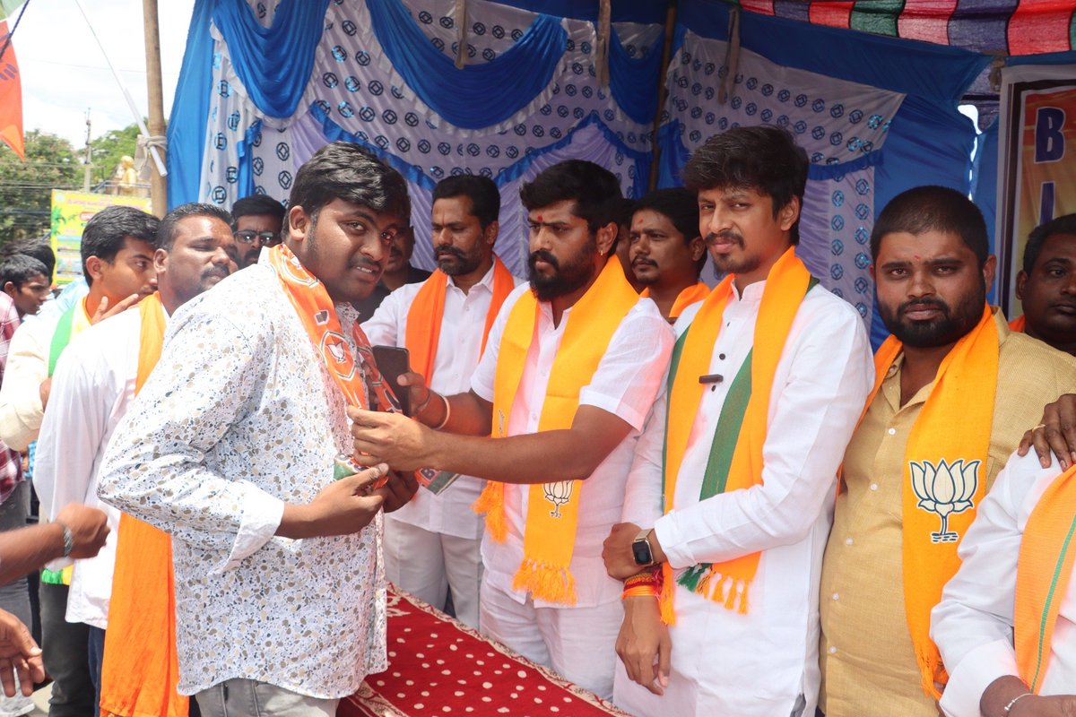 BjymShiva's tweet photo. BJYM చిత్తూరు జిల్లా ఆధ్వర్యంలో జరిగిన సభత్వనమోదు కార్యక్రమంలో ముఖ్యఅతిథిగా పాల్గొన్న BJYM రాష్ట్ర అధ్యక్షుడు @MittaVamsiBJP గారితో కలిసి పాల్గొనడం ఈ కార్యక్రమంలో మండల,జిల్లా,రాష్ట్ర,జాతీయనాయకులు పాల్గొన్నారు.
       శివ రాయల్
BJYM రాష్ట్ర కార్యదర్శి
@Dayakar_83
@BJPMadhukarAP https://t.co/hzrt0IaPGP