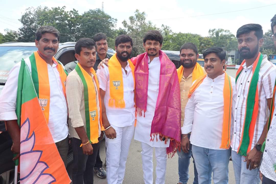 BjymShiva's tweet photo. BJYM చిత్తూరు జిల్లా ఆధ్వర్యంలో జరిగిన సభత్వనమోదు కార్యక్రమంలో ముఖ్యఅతిథిగా పాల్గొన్న BJYM రాష్ట్ర అధ్యక్షుడు @MittaVamsiBJP గారితో కలిసి పాల్గొనడం ఈ కార్యక్రమంలో మండల,జిల్లా,రాష్ట్ర,జాతీయనాయకులు పాల్గొన్నారు.
       శివ రాయల్
BJYM రాష్ట్ర కార్యదర్శి
@Dayakar_83
@BJPMadhukarAP https://t.co/hzrt0IaPGP