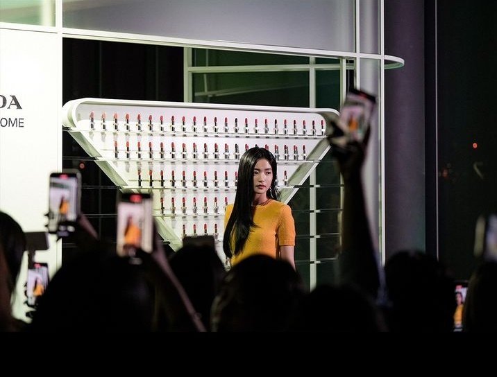 dumplash's tweet photo. In the midst of the crowd, I don’t see nobody but you. https://t.co/jTQaGeFaNQ