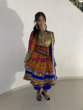 forostoreros's tweet image. #ForosToreros Política internacional 
Este es el traje tradicional de las mujeres afganas. El burka es una imposición de principios del siglo XX #DoNotTouchMyClothes 
#AfghanistanCulture 
#AfghanWomen