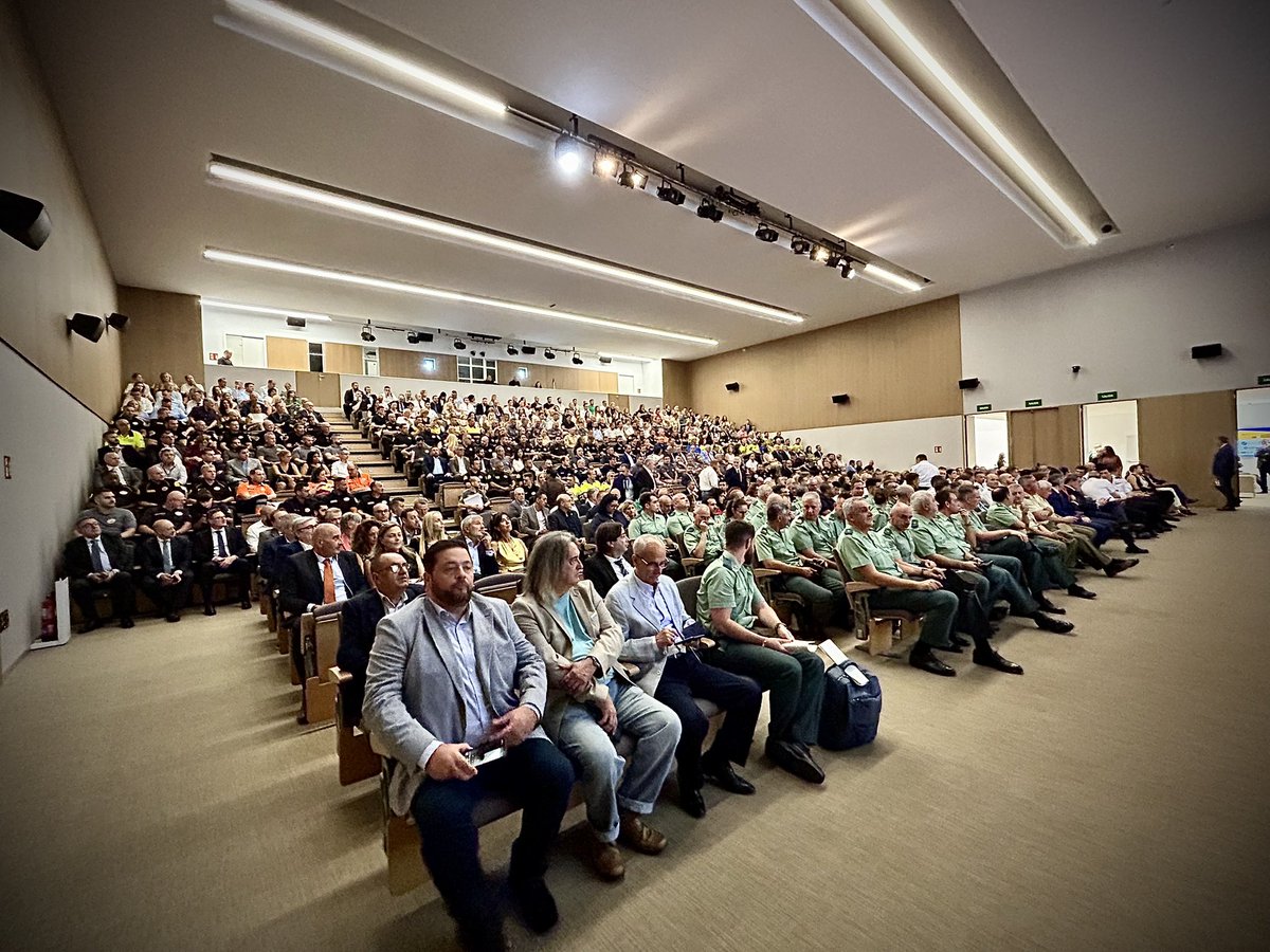 ICAV_abogacia's tweet photo. 📌 En estos momentos, el decano del #ICAV, José Soriano, 👉🏻 asiste a la entrega de distinciones por el día de la seguridad privada en la Comunidad Valenciana 2024

📍Paraninfo @uchceu https://t.co/PTdX5mddpt