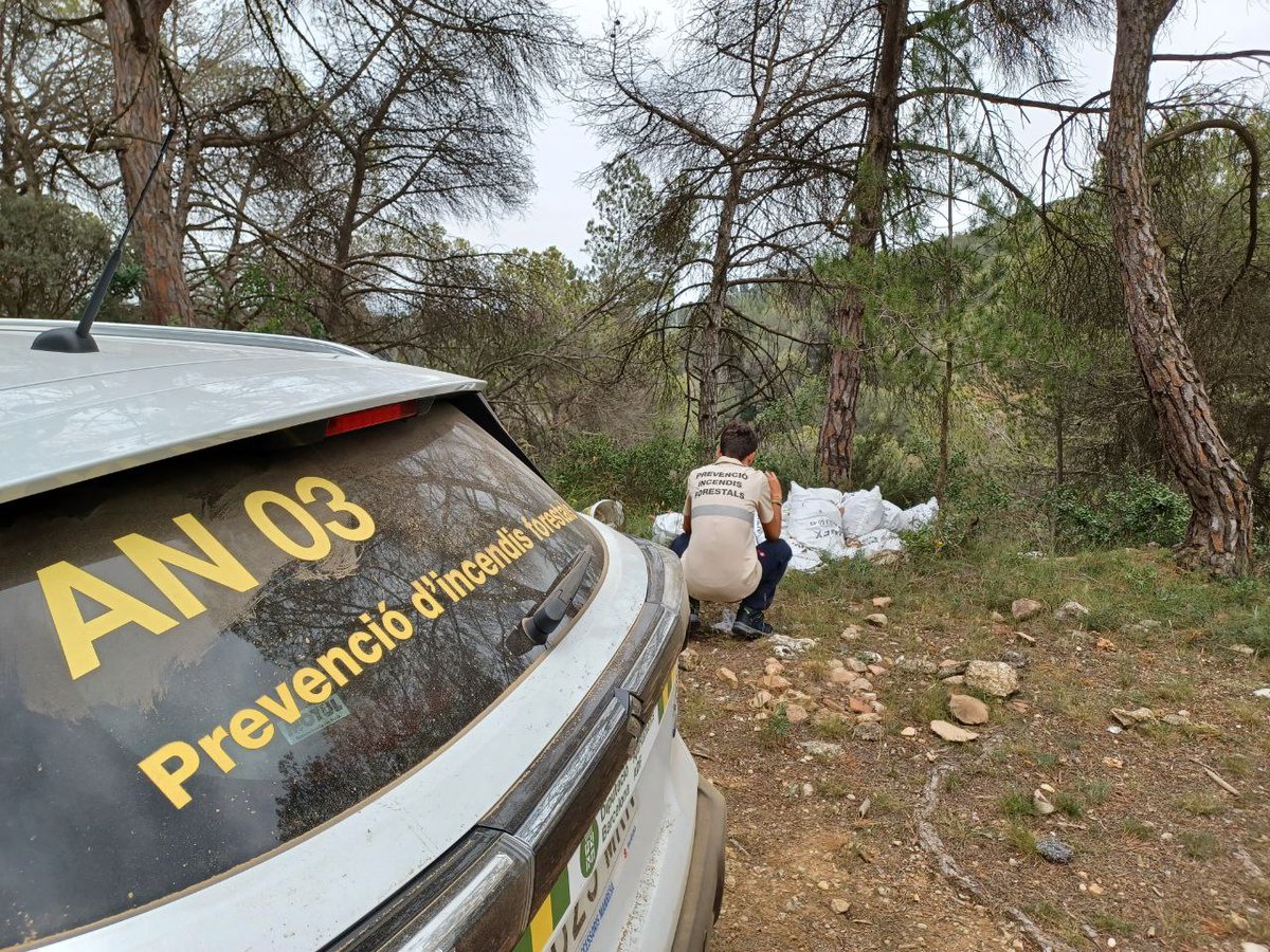 diba's tweet photo. ❌🔥Durant la campanya, el #PVIDiba ha gestionat 176 alertes de fum, incloent columnes de fum detectades per activitats com barbacoes o cremes de restes. També s'ha informat directament 68.736 persones, un augment significatiu respecte al 2023. Aquest increment s'ha produït gràcies al nou model de prevenció que intensifica la informació i la vigilància, amb l'objectiu de reduir conductes imprudents. #som311 #ODSDiba