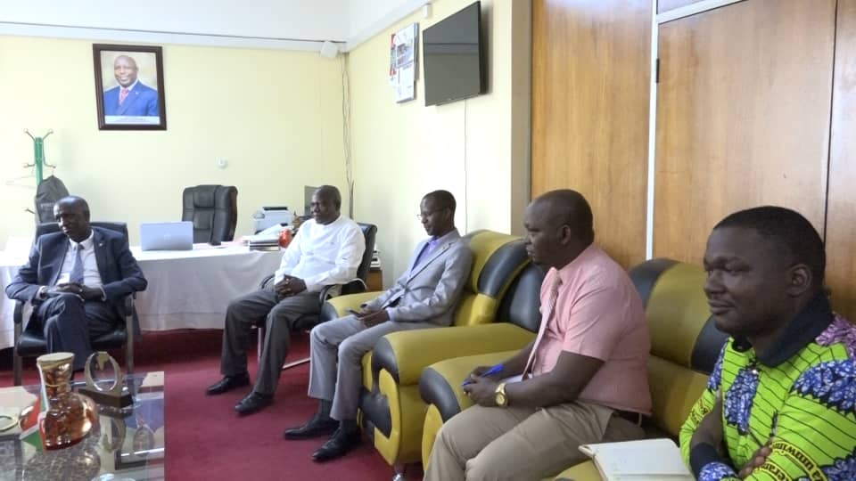 MinTFPSS_bdi's tweet image. #Burundi : Le Directeur Pays sortant @FassiAbou de l'ENABEL et l'entrant David Lessens ont rendu une visite de courtoisie au Ministre de @MFPTE_bdi Venuste MUYABAGA. Ils ont échangé sur les projets en cours