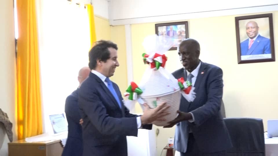 MinTFPSS_bdi's tweet image. #Burundi : Le Directeur Pays sortant @FassiAbou de l'ENABEL et l'entrant David Lessens ont rendu une visite de courtoisie au Ministre de @MFPTE_bdi Venuste MUYABAGA. Ils ont échangé sur les projets en cours