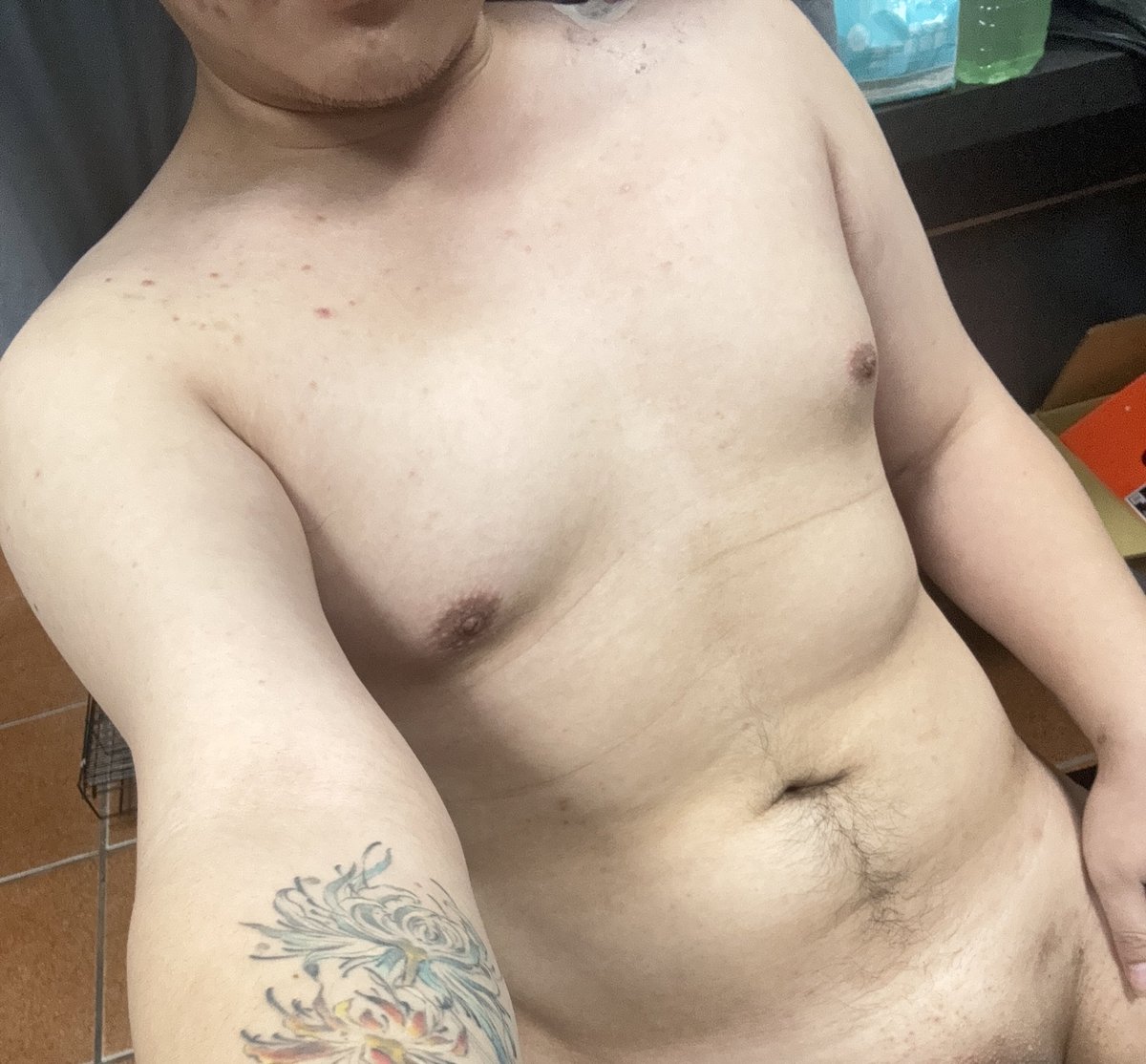 一個人的辦公室全裸 嘿嘿
好刺激