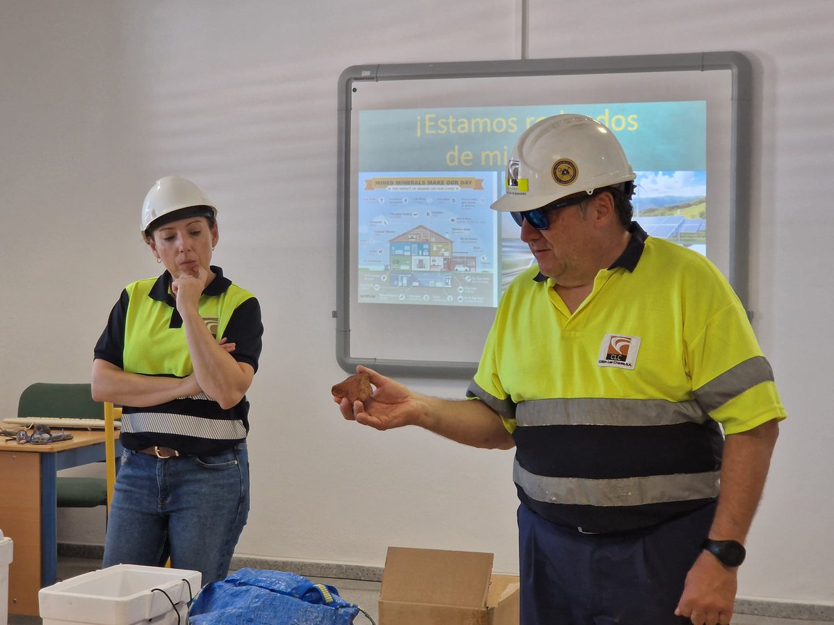 cobrelascruces's tweet photo. La Fundación @cobrelascruces arranca el curso escolar con una nueva edición del programa itinerante 'La Maleta de los Minerales'. En esta ocasión, en el colegio público Virgen Del Rosario de Las Pajanosas en #Guillena. https://t.co/5Uex2eiF42