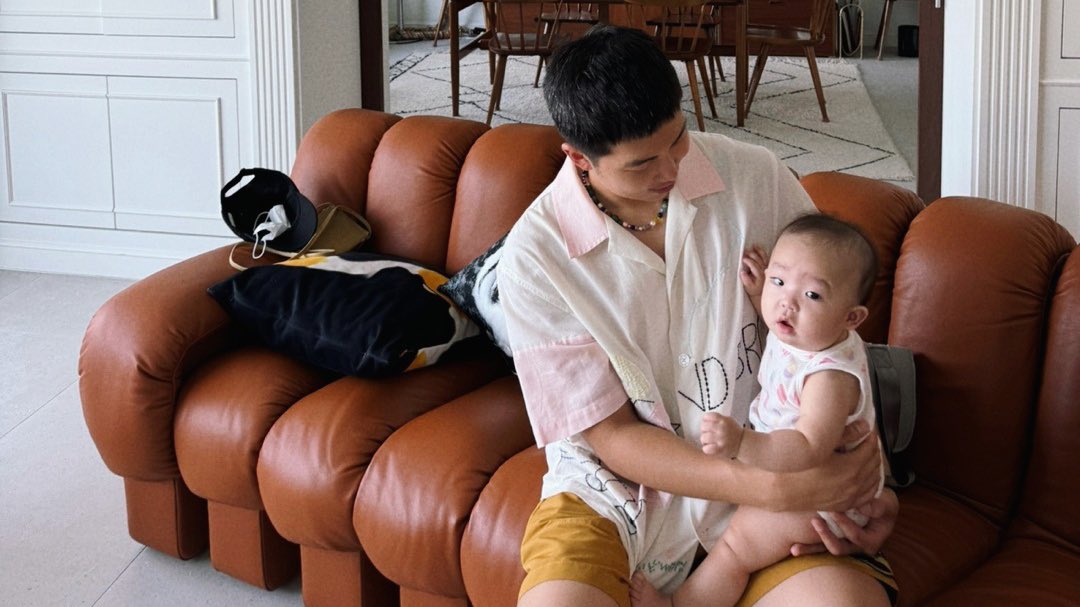 EB0YRM's tweet photo. namjoon is so girl dad coded <3 https://t.co/Ka1BojIKfI