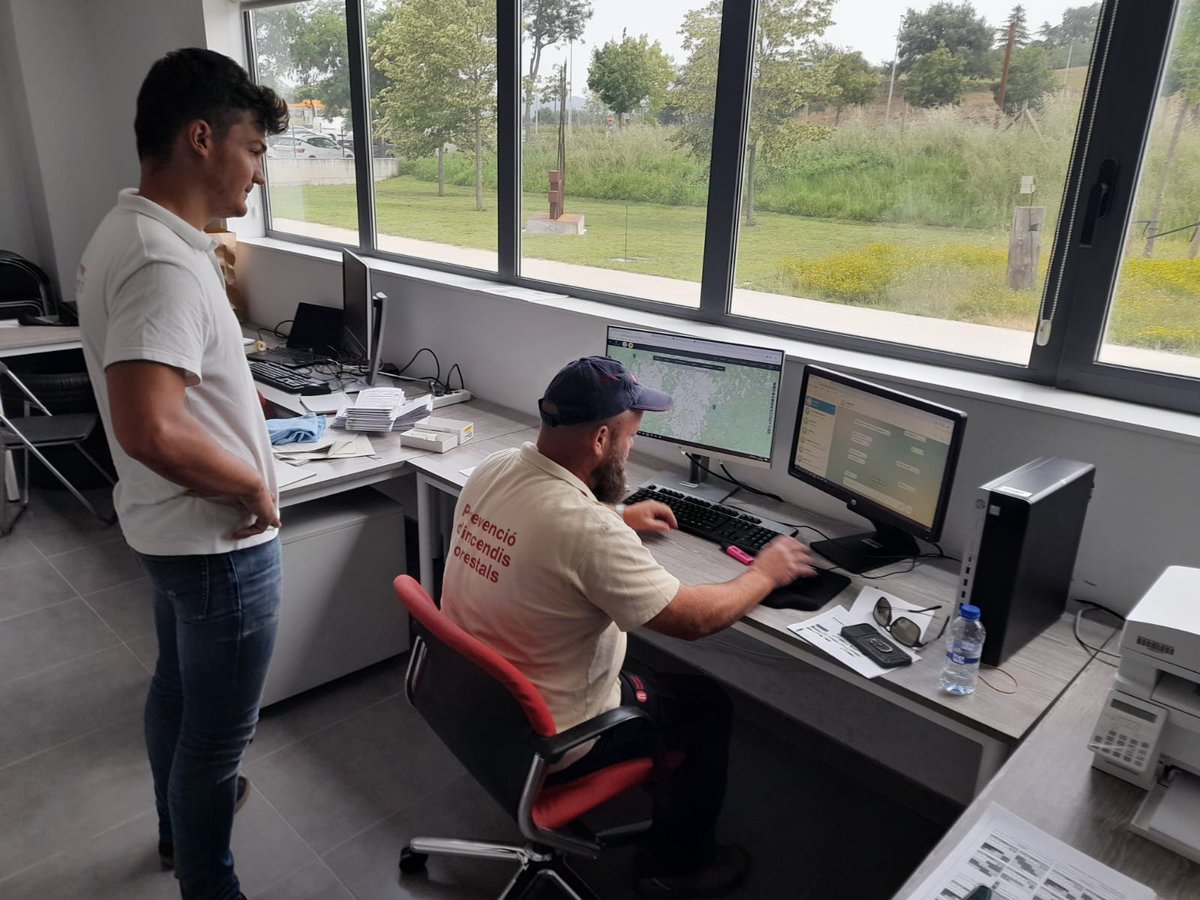 diba's tweet photo. 🔥❌Les actuacions del #PVIDiba han augmentat especialment en la detecció d’abocaments amb risc d’incendi, que s’han duplicat respecte a l’any anterior, passant de 781 a 1.732. També s'han registrat més incidències relacionades amb camins bloquejats i línies elèctriques no conformes amb la normativa. En total, s’han realitzat 4.262 intervencions durant la campanya. #som311 #ODSDiba