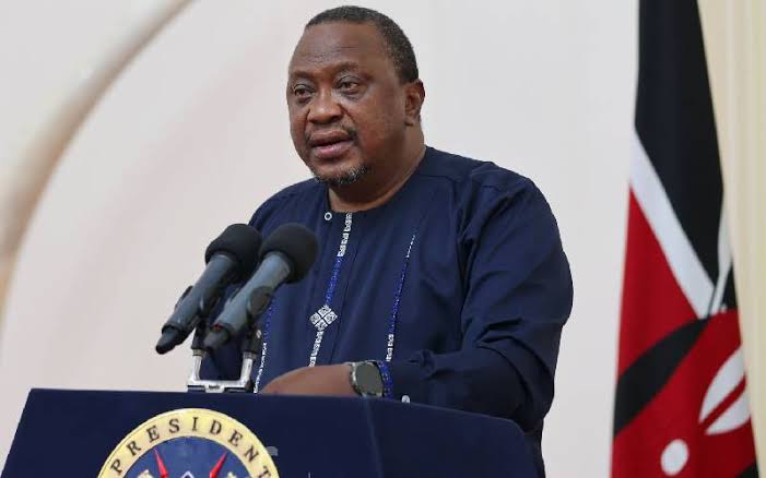 AokoOtieno_'s tweet image. Uhuru would come to Press conferences drunk like a skunk 

With his KICOMI shirts, 

Let me tell you something you don't know, Uhuru couldn't stay for 45 minutes without cigarettes ! He'd collapse 

Often his smokes were laced with cocaine. But son of Kamau worked, 

Syokimau to…