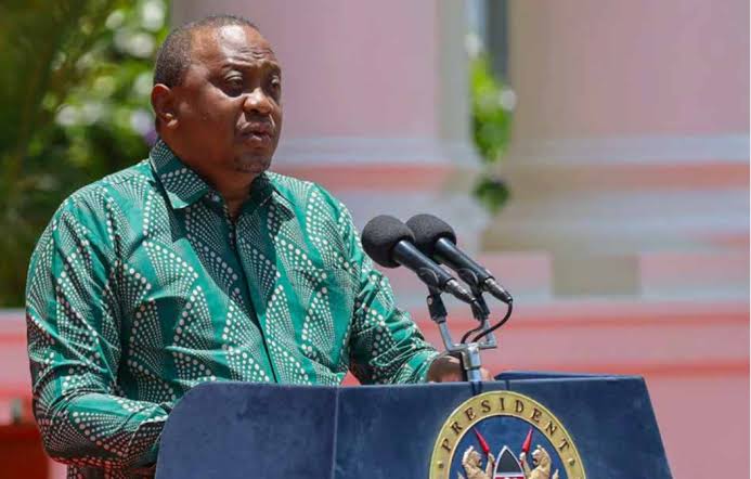 AokoOtieno_'s tweet image. Uhuru would come to Press conferences drunk like a skunk 

With his KICOMI shirts, 

Let me tell you something you don't know, Uhuru couldn't stay for 45 minutes without cigarettes ! He'd collapse 

Often his smokes were laced with cocaine. But son of Kamau worked, 

Syokimau to…