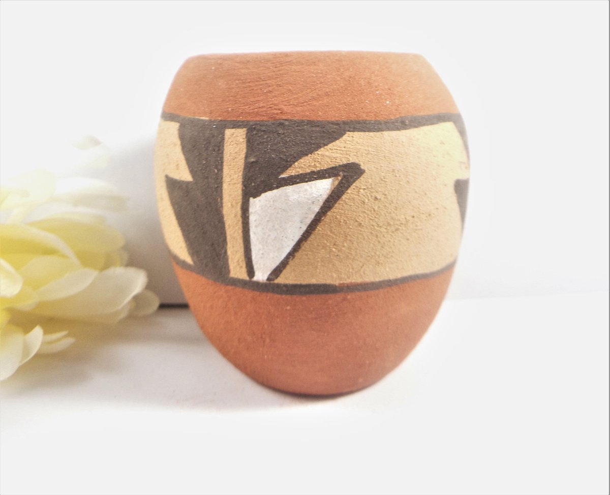 valroseshowers's tweet photo. Collectible Jemez Pueblo Native American Pottery, Vintage Handmade Tribal Pot, Signed Chinana Polychrome Jemez Clay Pot, Jemez Pottery https://t.co/HRTsCCYjre #SantaFe #EtsySeller #NewMexico #EtsyShop #TraditionalPottery https://t.co/eObU96IrMT
