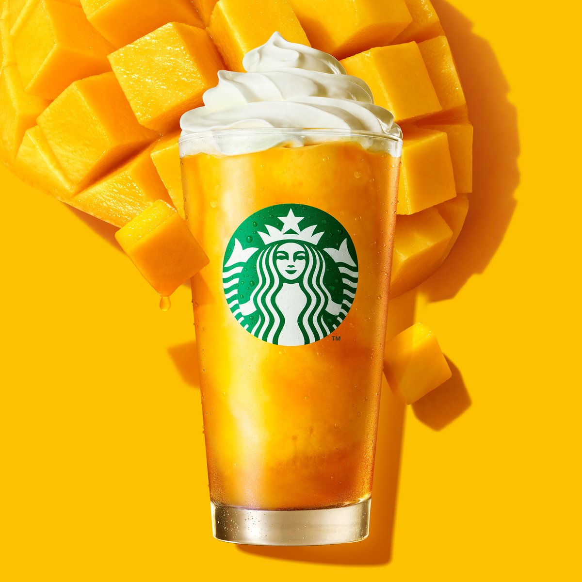 Starbucks_J's tweet photo. 【修正再投稿】
マンゴーやトロピカルフルーツなど、フルーツの風味が存分に楽しめる『#マンゴートロピカルクリームフラペチーノ® 』が全店舗でお楽しみいただけます🥤🥭

ホイップクリームを好きなタイミングで混ぜ合わせることでクリーミーになり、また違う味わいに😋

※商品は売り切れの場合がございます