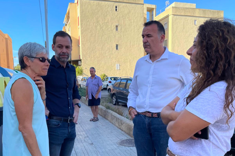 PSOEPalma's tweet photo. 🚨 En #SonRoca, los vecinos siguen esperando las ayudas de rehabilitación que Cort no ha abonado tras más de un año de gobierno.
😡 Comprobamos el abandono del barrio y exigimos respuestas al alcalde Martínez.
Más info y fotos 👇👇👇
https://t.co/bXmVzlNXev
#BarriosOlvidados https://t.co/mUhUPofdXk