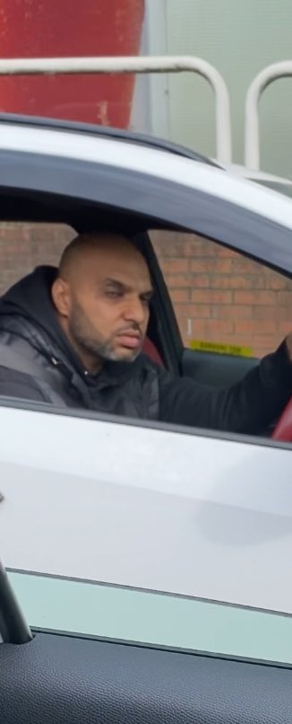 @ManchesterCityCouncil , YOU GAVE THIS TAXI DRIVER A LICENSE, NOW EXPLAIN TO ME WHY HE FEELS ITS OK TO FOLLOW ME FOR 1|2 mile.