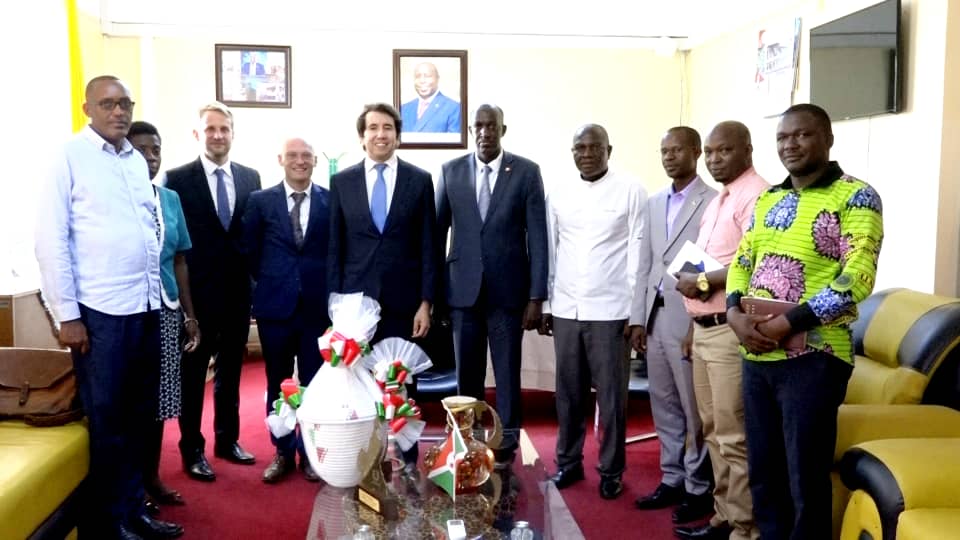 Ministère de la Fonction Publique Burundi (@mfpte_bdi) on Twitter photo #Burundi : Le Directeur Pays sortant @FassiAbou de l'ENABEL et l'entrant David Lessens ont rendu une visite de courtoisie au Ministre de <a href="/MFPTE_bdi/">Ministère de la Fonction Publique Burundi</a> Venuste MUYABAGA. Ils ont échangé sur les projets en cours #Burundi : Le Directeur Pays sortant @FassiAbou de l'ENABEL et l'entrant David Lessens ont rendu une visite de courtoisie au Ministre de <a href="/MFPTE_bdi/">Ministère de la Fonction Publique Burundi</a> Venuste MUYABAGA. Ils ont échangé sur les projets en cours