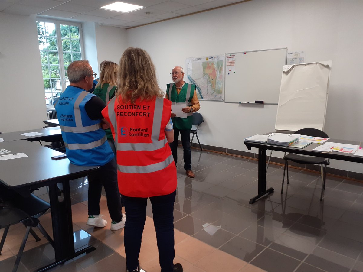 MatLavole's tweet photo. Les communes de Ville de @StEgreve, Fontanil-Cornillon, Proveysieux et Mont-Saint-Martin se sont exercées hier, aux côtés du @sdis38, de la @Gendarmerie, de @Prefet38, @ONF_Officiel, @ProtecCivilefr et de la @GrenobleAlpes à la gestion d'un incendie de forêts 1/X https://t.co/X6goir2eY5