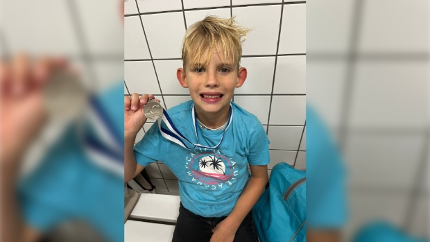 Maico zwemt 1374 euro bij elkaar tegen kanker -  rodi.nl/rozenburg/l/41…