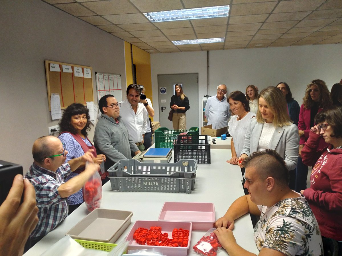 SantTomas_'s tweet photo. Avui acollim la visita de la consellera @Monica_MBravo de @dsocialscat que abans de reunir-se amb @_dincat ha pogut conèixer les nostres instal.lacions a Calldetenes juntament amb l'alcalde. Gràcies per l'atenció i l'interès. https://t.co/xqFo2WTl8c