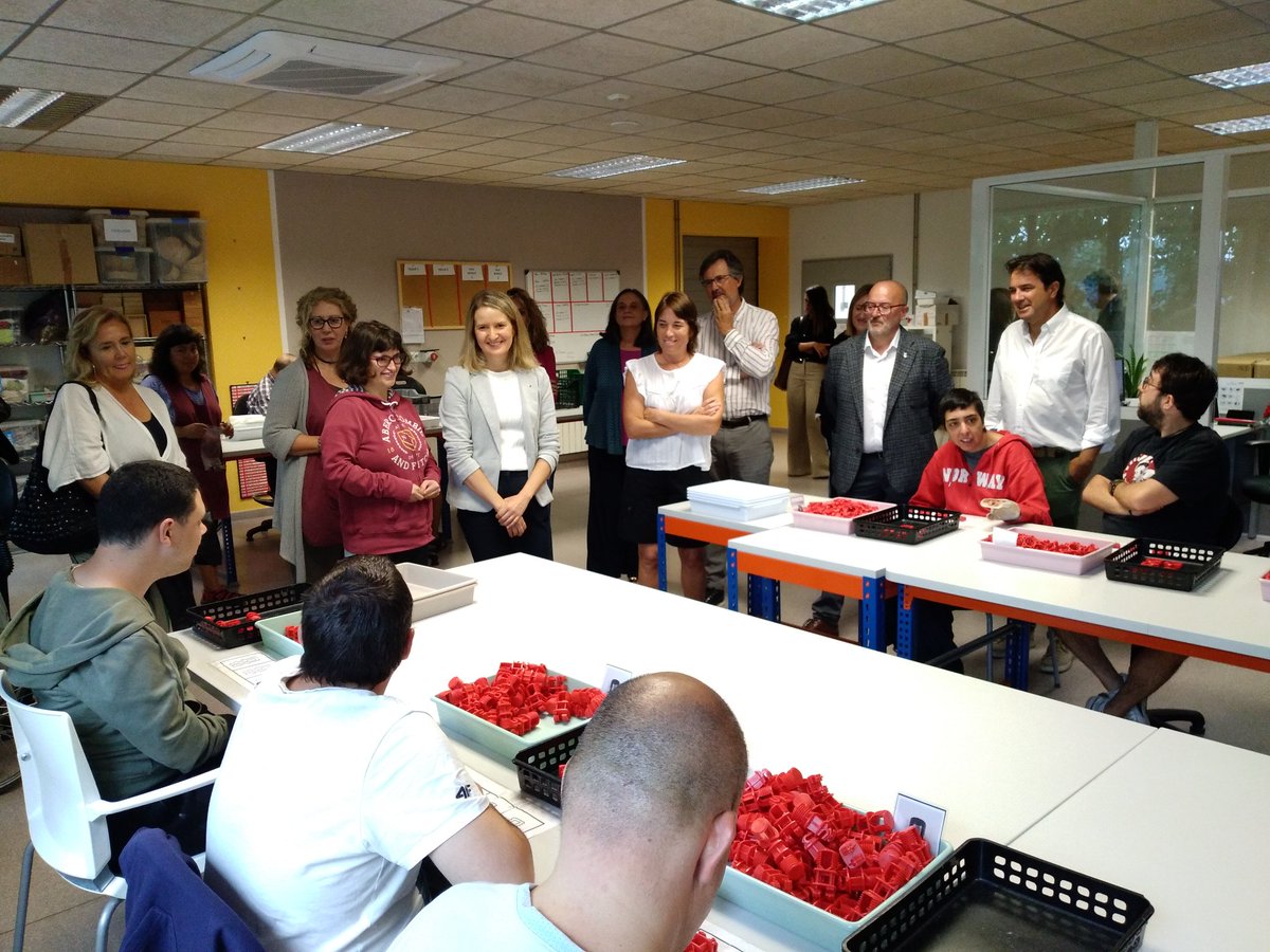Avui acollim la visita de la consellera @Monica_MBravo de <a href="/dsocialscat/">Drets Socials i Inclusió</a> que abans de reunir-se amb <a href="/_dincat/">Dincat</a> ha pogut conèixer les nostres instal.lacions a Calldetenes juntament amb l'alcalde. Gràcies per l'atenció i l'interès.