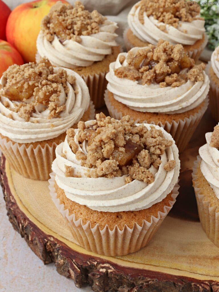 Apple Crumble Cupcakes are a delicious dessert combination! With lots of brown sugar, cinnamon and apples of course, they are perfect autumn treats and super cosy too! Get the recipe: buff.ly/32AYvA3