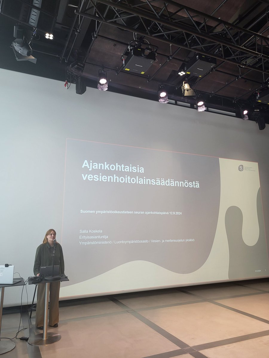 SYSry's tweet photo. #ajankohtaispäivä jatkuu esityksillä vesienhoitolainsäädännön uudistuksesta. Ensimmäisenä esitysvuorossa erityisasiantuntija Salla Koskela, joka puhui mm. vesipuitedirektiivin muutoksista. https://t.co/ALS1NaaA25
