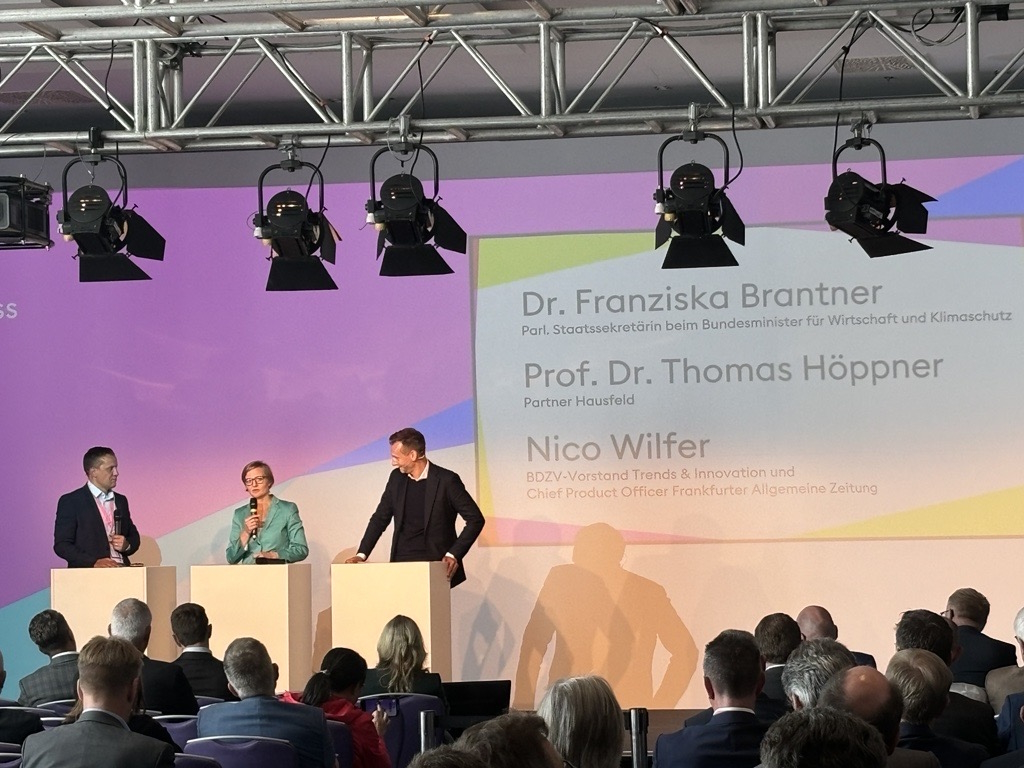 BDZV (@bdzvpresse) on Twitter photo Dr. Franziska Brantner <a href="/fbrantner/">Franziska Brantner</a>, Parlamentarische Staatssekretärin im @BMWK, dankt dem #BDZV für seine intensive Unterstützung auf EU-Ebene bei der Absicherung eines fairen Urhaberrechts. „Sie sind da als Verband zum Glück sehr aktiv“, sagt sie beim #bdzv24 Dr. Franziska Brantner <a href="/fbrantner/">Franziska Brantner</a>, Parlamentarische Staatssekretärin im @BMWK, dankt dem #BDZV für seine intensive Unterstützung auf EU-Ebene bei der Absicherung eines fairen Urhaberrechts. „Sie sind da als Verband zum Glück sehr aktiv“, sagt sie beim #bdzv24