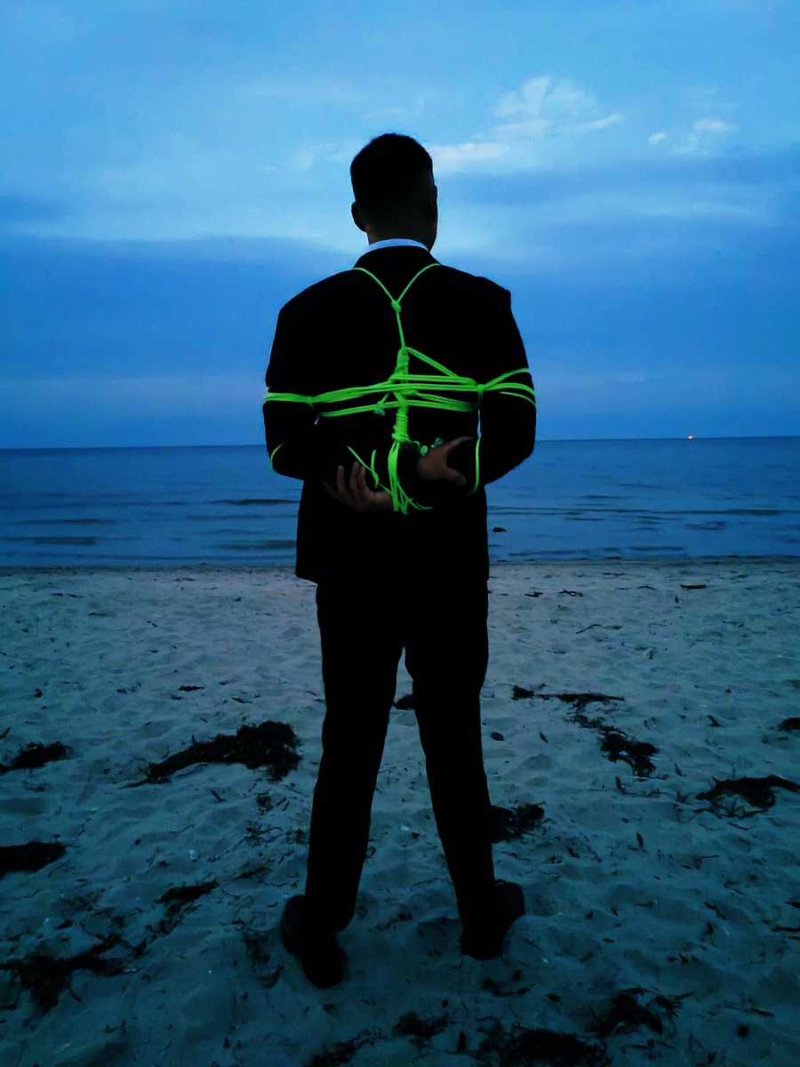 Bondage on the beach 🏖️🍸
with my glow-in-the-dark ropes