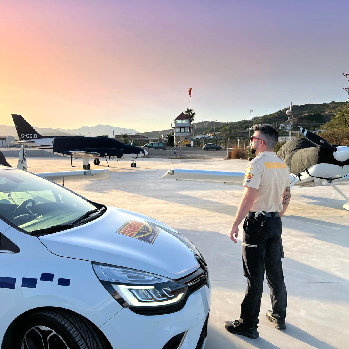 segurisur's tweet photo. Los aviones  de la IX edición del Festival Aéreo de Torre del Mar estuvieron fuertemente custodiados por nuestros vigilantes en el Real Aeroclub de Vélez Málaga.

Si necesitas servicio  de vigilancia no dudes en https://t.co/ql7vn9Y69W y rellenar nuestro formulario de cliente. https://t.co/cNkZ5wgqnX