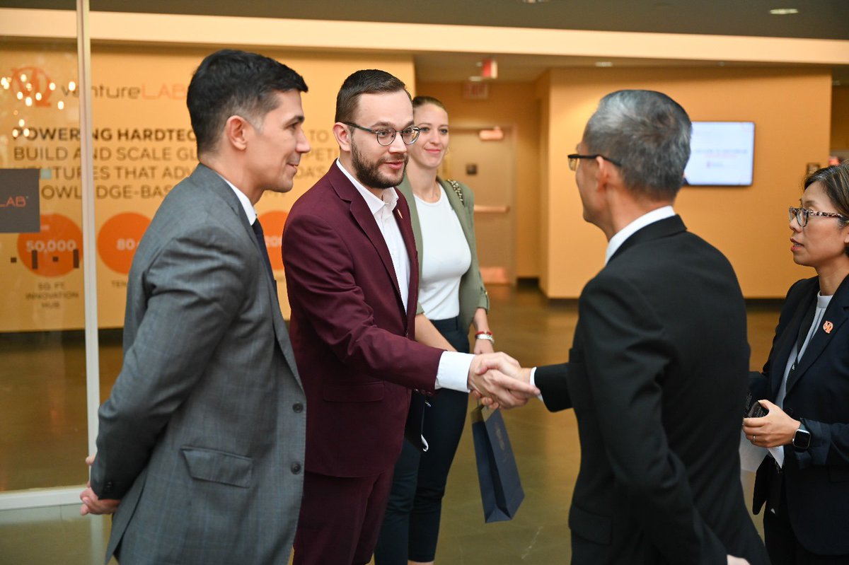 JMiliic's tweet photo. Prvu zvaničnu posetu 🇨🇦 nastavili smo posetom #ventureLAB , gde smo razgovarali sa #HughChow , CEO ove važne državne organizacije koja predstavlja vodeći inovacioni centar u Kanadi, čiji je cilj jačanje saradnje u oblasti visokih tehnologija i inovacija. #nitra #srb #ca https://t.co/e5OSlffPMZ