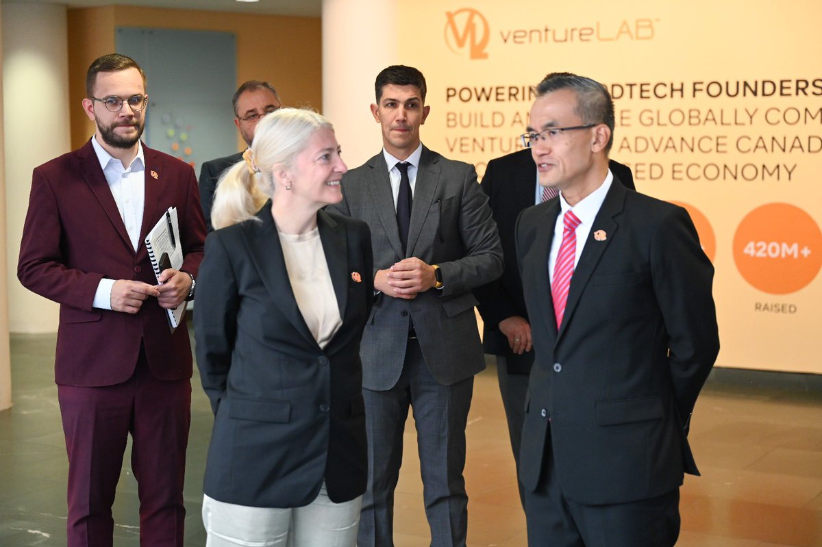 JMiliic's tweet photo. Prvu zvaničnu posetu 🇨🇦 nastavili smo posetom #ventureLAB , gde smo razgovarali sa #HughChow , CEO ove važne državne organizacije koja predstavlja vodeći inovacioni centar u Kanadi, čiji je cilj jačanje saradnje u oblasti visokih tehnologija i inovacija. #nitra #srb #ca https://t.co/e5OSlffPMZ