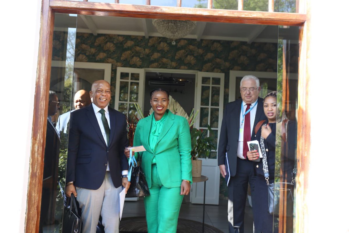 DOEE_ZA's tweet image. Minister of Energy and Electricity Dr. Kgosientsho Ramokgopa arrives at the Nuclear Seminar hosted by the Ministry of Energy and Electricity, in Irene, Tshwane.

#NuclearSeminarSA 🇿🇦
#BetterAfricaBetterWorld 🌍