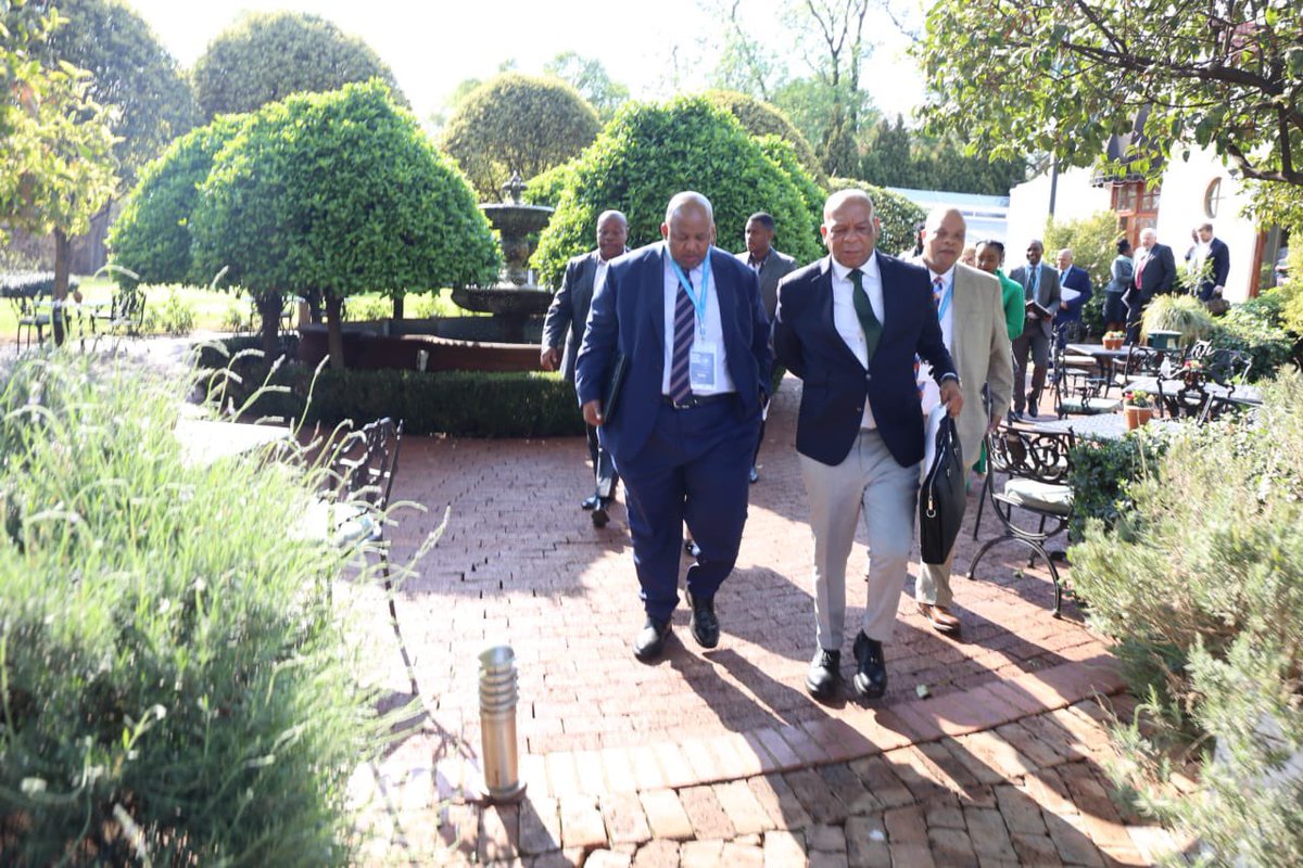 DOEE_ZA's tweet image. Minister of Energy and Electricity Dr. Kgosientsho Ramokgopa arrives at the Nuclear Seminar hosted by the Ministry of Energy and Electricity, in Irene, Tshwane.

#NuclearSeminarSA 🇿🇦
#BetterAfricaBetterWorld 🌍