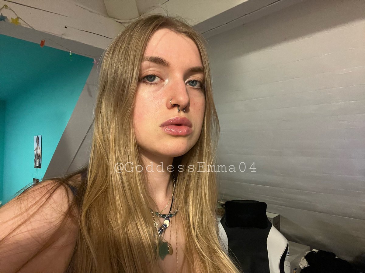 GoddessEmma004's tweet photo. I look so fucking hot without even trying https://t.co/Yz4MdTtoo8