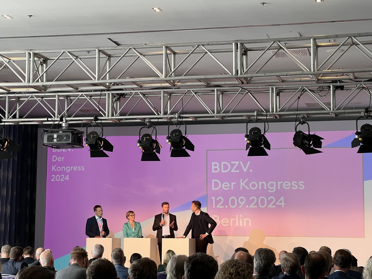 BDZV (@bdzvpresse) on Twitter photo Wir kommen in eine Welt von Antwortmaschinen, sagt Nico Wilfer <a href="/nicolive/">Nico Wilfer</a> <a href="/faznet/">Frankfurter Allgemeine</a> u. BDZV-Ressortvorstand Trends& Innovation. Die Plattformen füttern ihre Systeme mit unseren Inhalten. Wir verlieren die Kontrolle über unsere Inhalte. Das gefährdet unabhängigen Journalismus #bdzv24 Wir kommen in eine Welt von Antwortmaschinen, sagt Nico Wilfer <a href="/nicolive/">Nico Wilfer</a> <a href="/faznet/">Frankfurter Allgemeine</a> u. BDZV-Ressortvorstand Trends& Innovation. Die Plattformen füttern ihre Systeme mit unseren Inhalten. Wir verlieren die Kontrolle über unsere Inhalte. Das gefährdet unabhängigen Journalismus #bdzv24