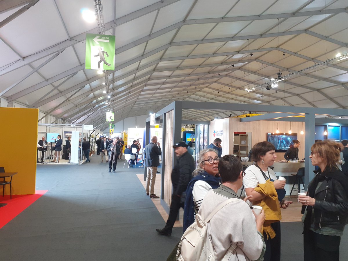 Ouverture de l'espace collectivités au #pléssis_pâté.
Apres un voyage en train de nuit jusqu'à <a href="/FetedelHumanite/">Fête de l'Humanité</a>  début d'un week-end de débat, de rencontre et d'amitiés