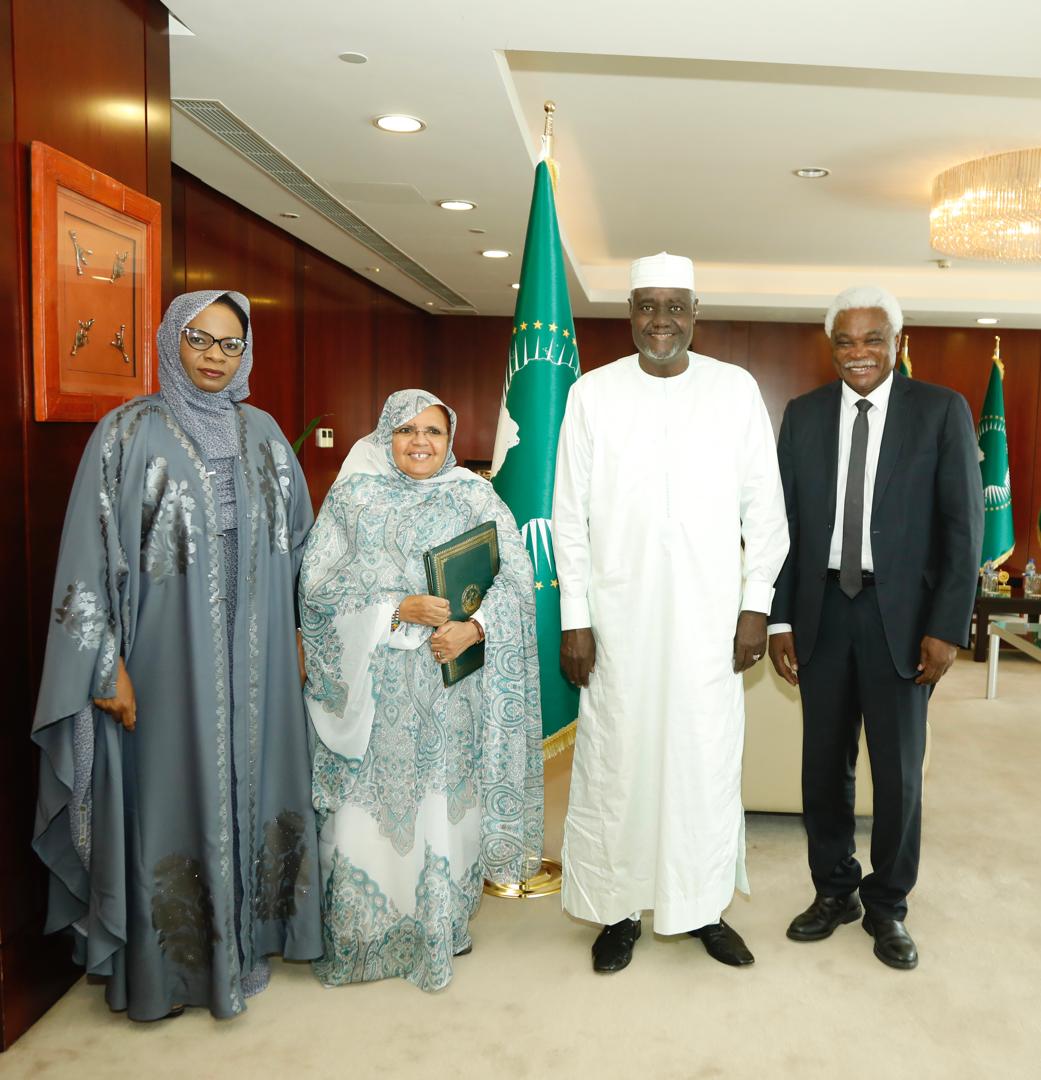 AUC_MoussaFaki's tweet photo. I received @UCLGAfrica President H.E Fatimetou Abdel Malik and Sec-Gen H.E Jean-Pierre Elong Mbassi who came to deliver a message from President Ghazouani of Mauritania and current Chair of the Union. We also discussed how to formalise institutional ties between our Organizations.