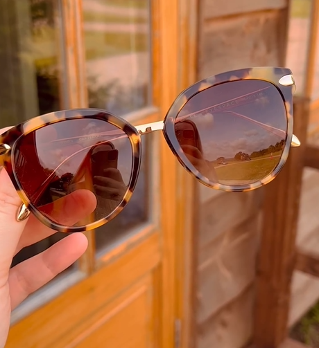 QuadrantCentre's tweet image. Embrace autumnal vibes with frames from Boots Opticians 🍂☕️🍁

Get ready for the new season with these chic tortoiseshell sunglasses from Aspinal of London 🤎✨

#bootsopticians #newframes #autumnlooks #eyewear #quadrantdunstable