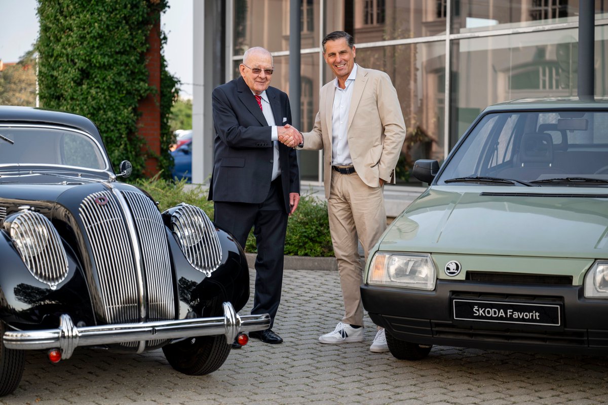 skodaautonews's tweet photo. Petr Hrdlička is celebrating his 90th birthday! 🎂 A key figure in the development of iconic models such as the Škoda #Favorit, Škoda Rapid, and Škoda 1000 MB, he served as Director of Technical Development at #Skoda Auto from 1983 to 1990. His family's ties with Škoda Auto span three generations. 🙌
Read more ➡️ https://t.co/kccKySw6if