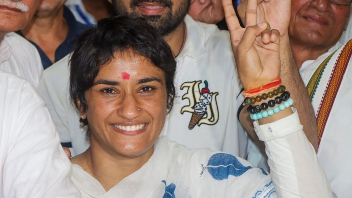 विनेश फोगाट के इतने सालों तक कई मेडल्स जीतने के बाद जो भी कमाया है वह ये है।

विनेश फोगाट के पास 3 कार हैं

Volvo XC 60 
Hyundai Creta
Toyota Innova 

विनेश फोगाट के पास चल संपत्ति 1.10 करोड़ रुपये है, जबकि अचल संपत्ति 1.85 करोड़ रुपये है।

विनेश के पास 35 ग्राम सोना और 50 ग्राम