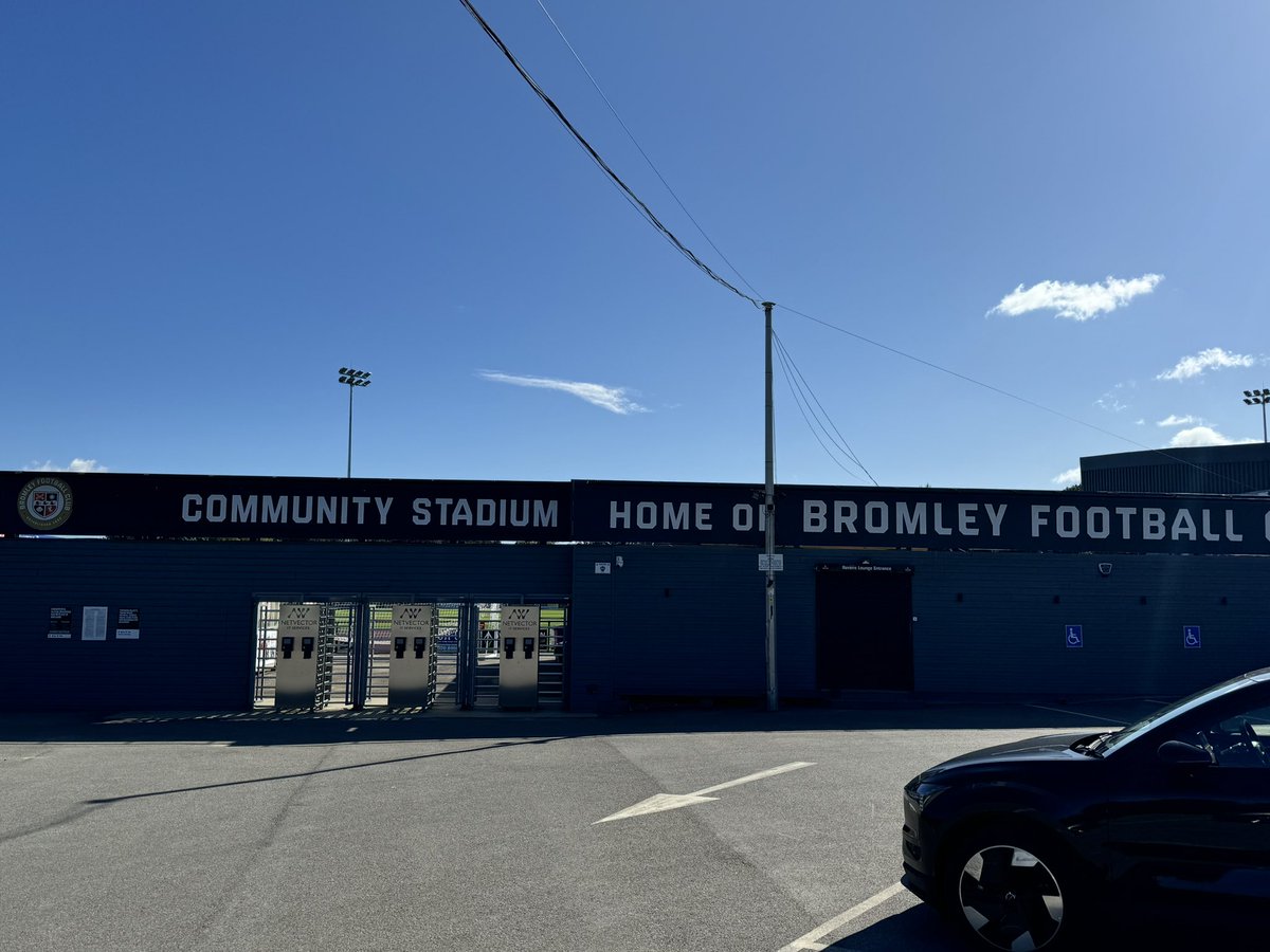 NeilCoates4's tweet image. Great start of the year (season 😃) visit to @LSEColleges partners @bromleyfc discussing student and club ambitions. Exciting plans ahead with club CEO Mark Hammond and @MickLivesey