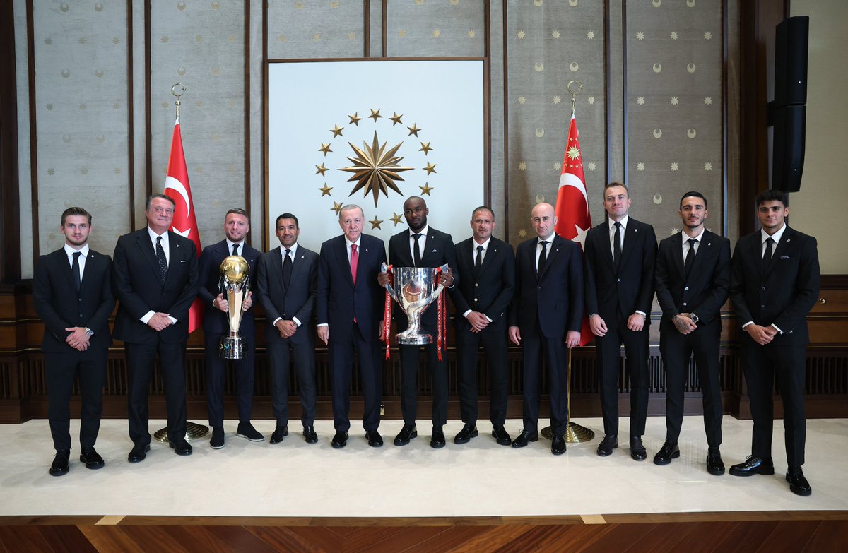 meserhatkaradag's tweet photo. #sporunbirleştiricigücü🇹🇷

Cumhurbaşkanımız @RTErdogan, @Besiktas Jimnastik Kulübü başkanı #hasanArat ‘ı yönetim kurulu üyelerini ve sporcularını Cumhurbaşkanlığı Külliyesi'nde kabul etti. https://t.co/3aH4WomAij