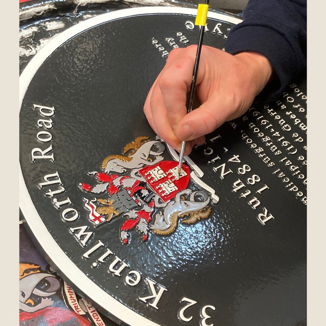 A hand painted crest on one of our circle plaques🖌️