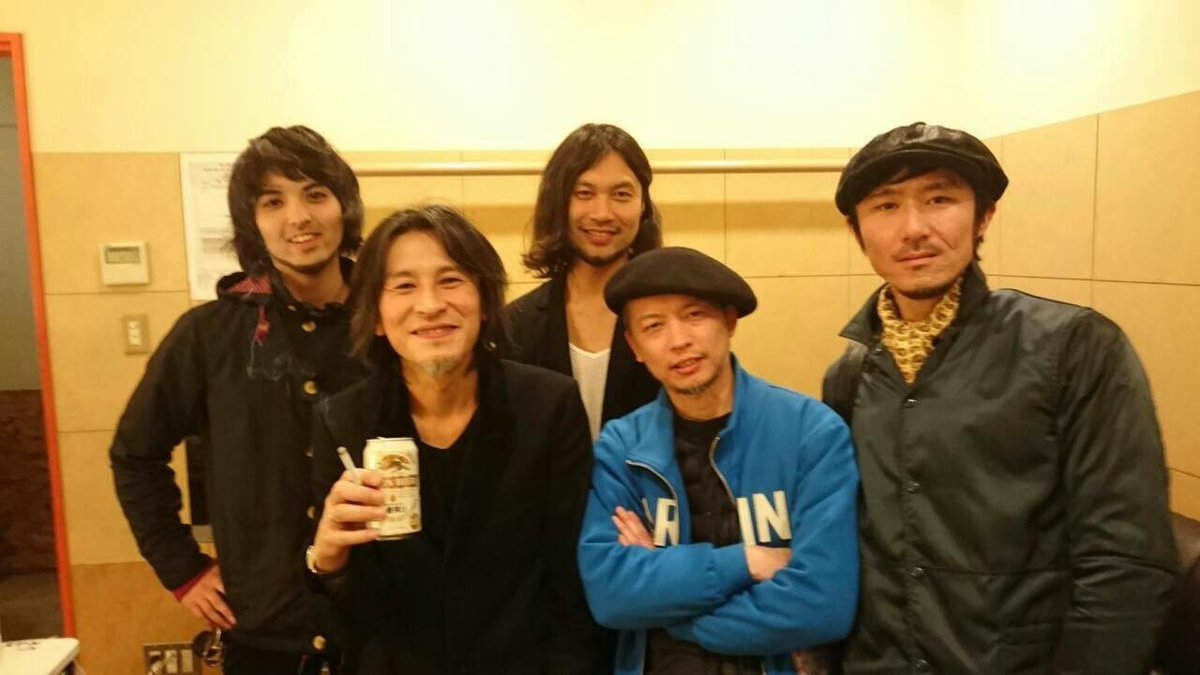 taiki13beer's tweet photo. あの時君は若かった⑩

チバさんとベンジーに憧れて無我夢中で追いかけ続けてた。ベンジーとは気持ちが昂り過ぎて上手く話せなくて悔し泣きしたけど、チバさんとはその後高円寺でバッタリ会って飲んでくれて、「おい、もう一軒いくぞ！」と朝まで居てくれた。

夢だけど、夢じゃなかった！ https://t.co/woDg5ci04H