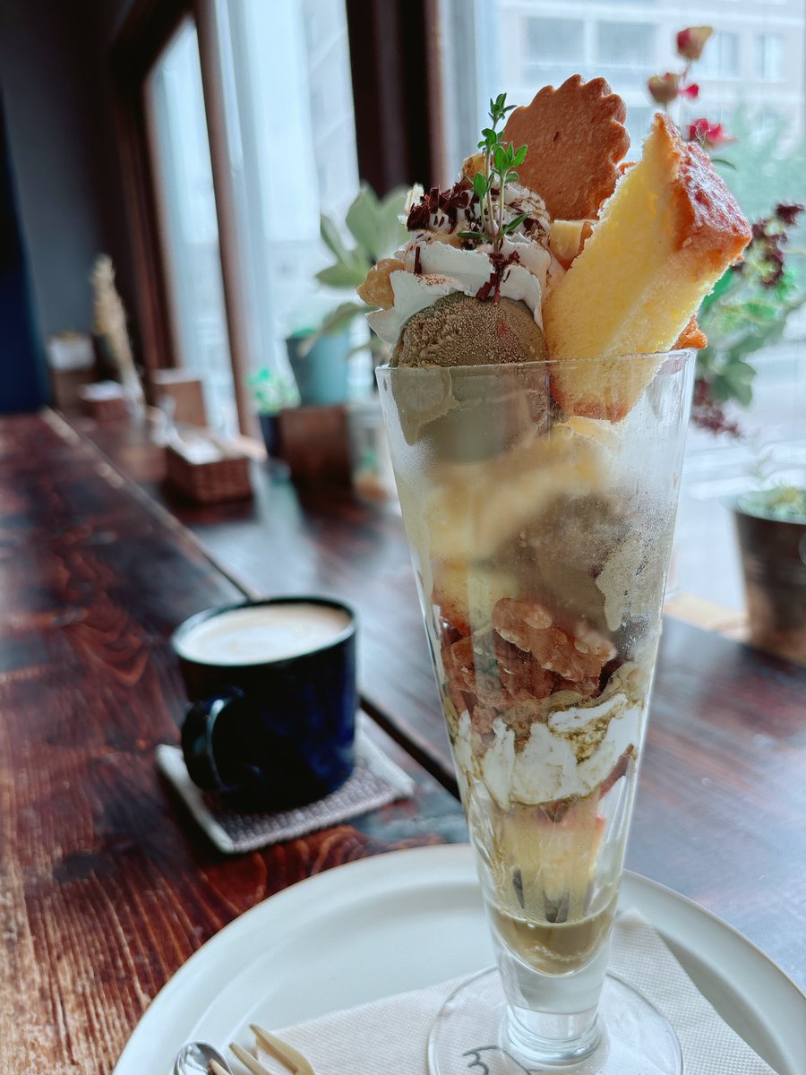 愛犬ももさん🐶のトリミングの日は育犬休憩DAY。カフェで美味しい物を食べるご褒美時間になってます。笑 (iPad持ち込んで仕事もしてるけど)