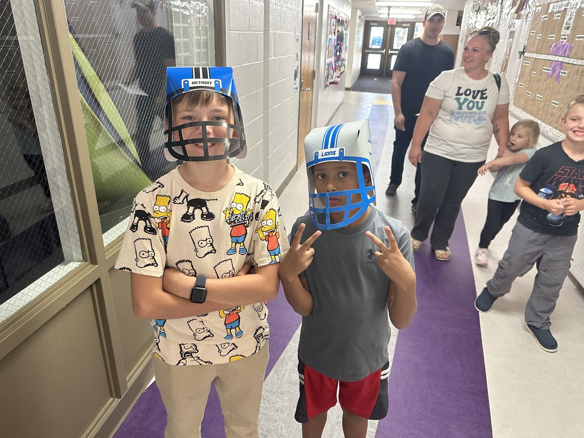 What a great turnout at last nights <a href="/myLSPS/">Lake Shore Public Schools</a> #BacktoSchool night!  I loved meeting new families.  Looking forward to an amazing year! #myLSPS